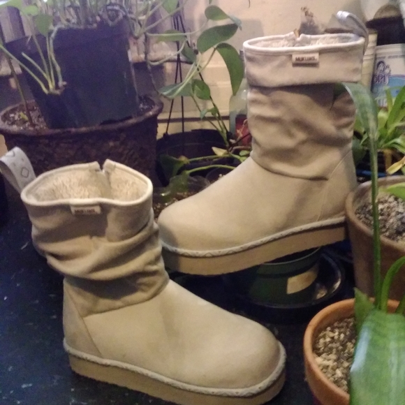 Muk Luks Women's Beige Winter Boots - Picture 3 of 15